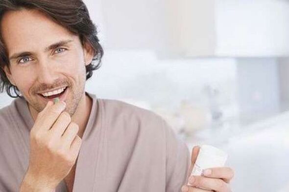 Un home leva a droga para aumentar un membro