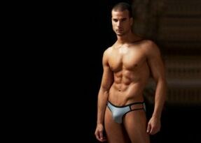 home con pantalóns curtos co tamaño do pene agrandado