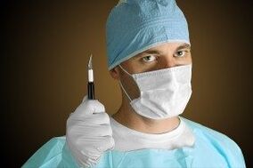 Cirurxián que realiza unha cirurxía de ampliación do pene por motivos médicos